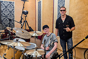 Visit by Mrozu in the recording studio during a session.